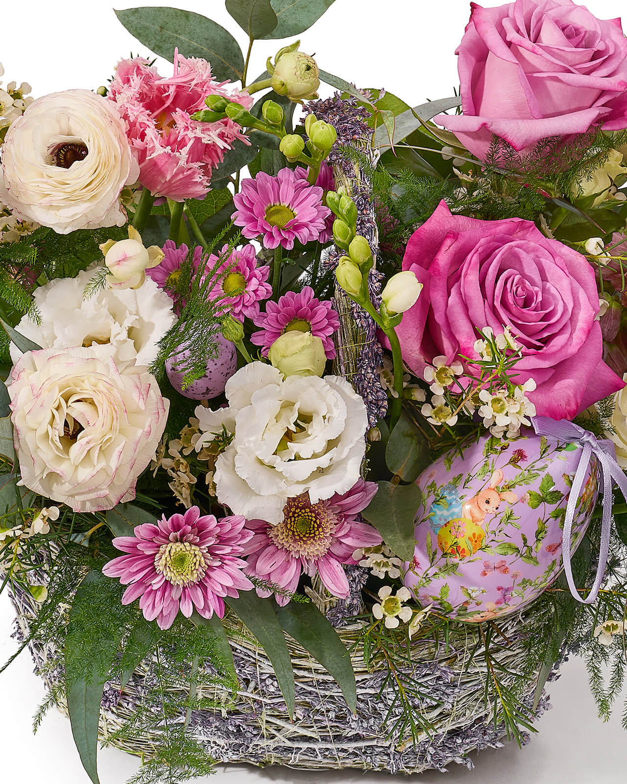 Aranjament de Paste cu trandafiri, narcise si ranunculus „Garden Melody”
