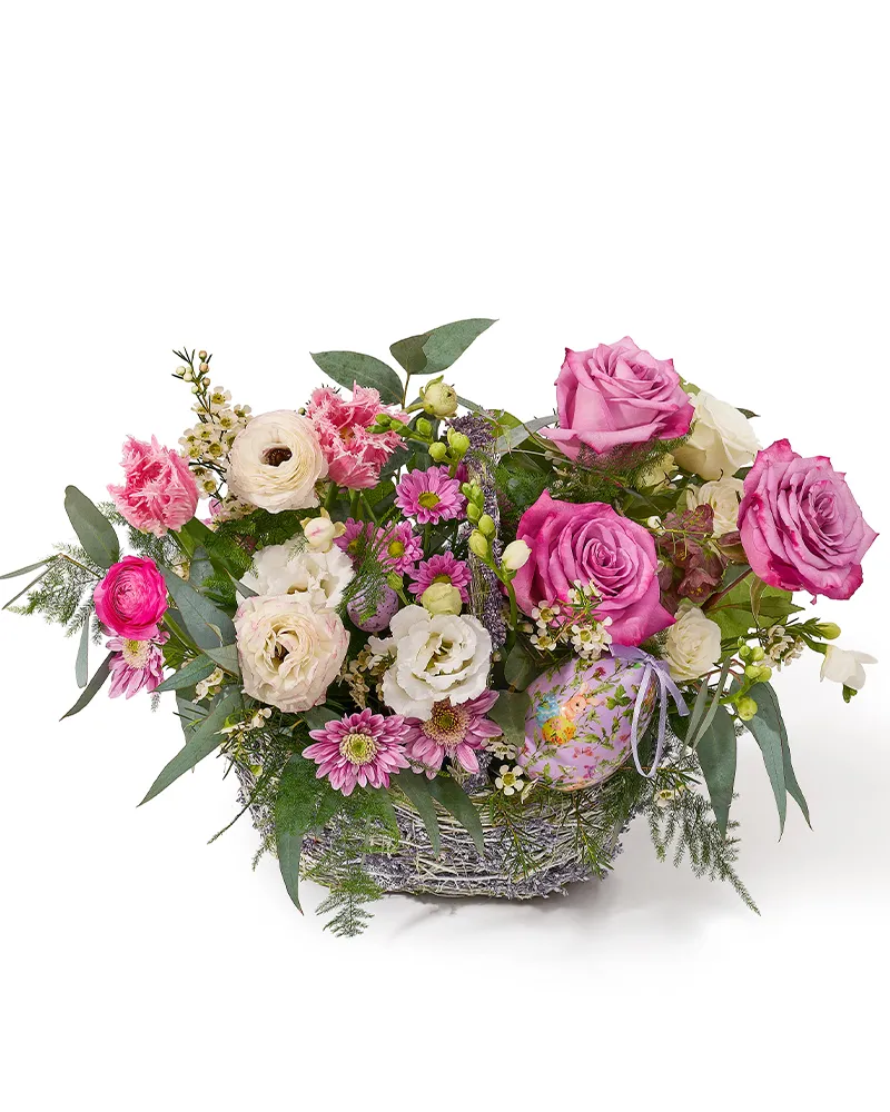 Aranjament de Paste cu trandafiri, narcise si ranunculus „Garden Melody”