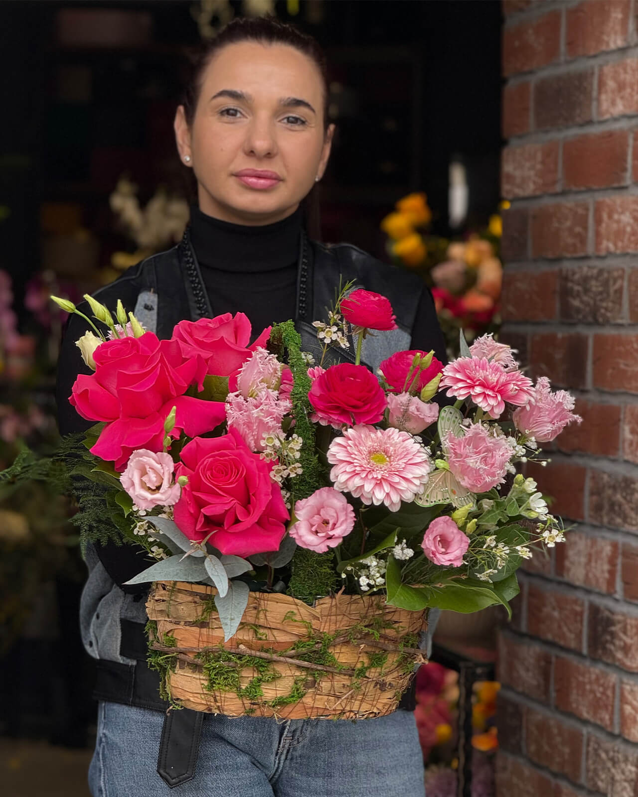 Aranjament de Paste in cos cu trandafiri fucsia, gerbera roz, lalele, lisianthus si ranunculus „Angelic Peace”