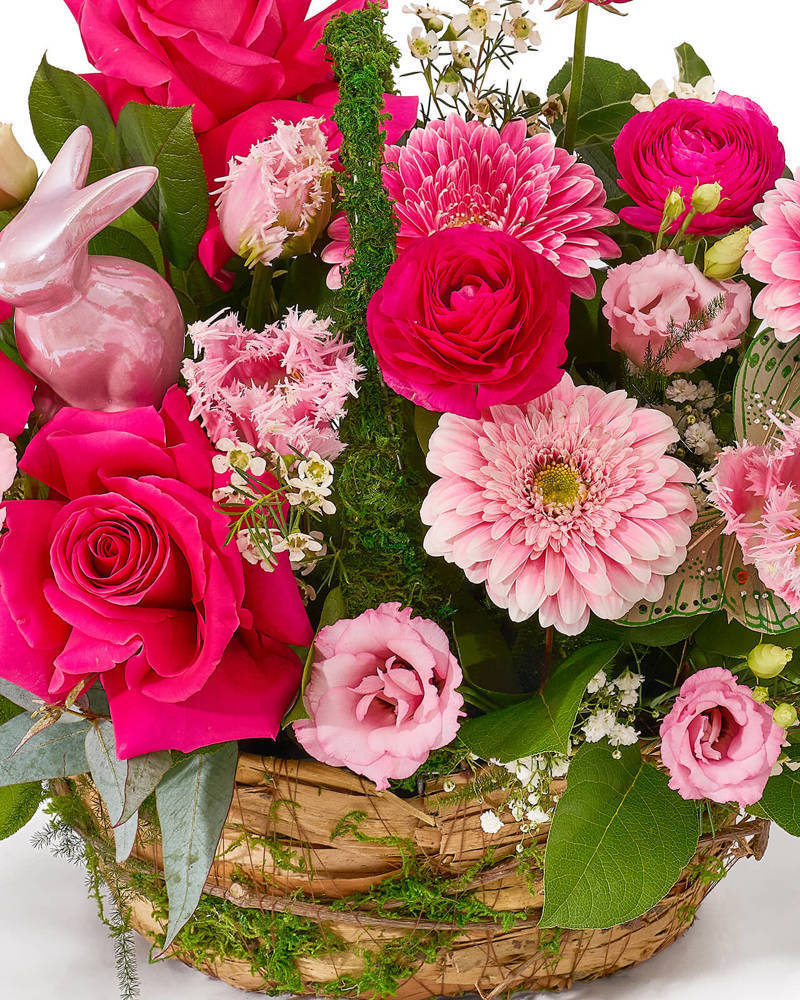 Aranjament de Paste in cos cu trandafiri fucsia, gerbera roz, lalele, lisianthus si ranunculus „Angelic Peace”