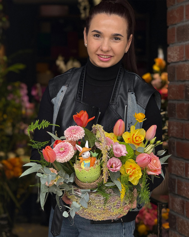 Aranjament de Paste in cos cu trandafiri roz, lalele, narcise, minigerbera si lisianthus roz „Flower Symphony”