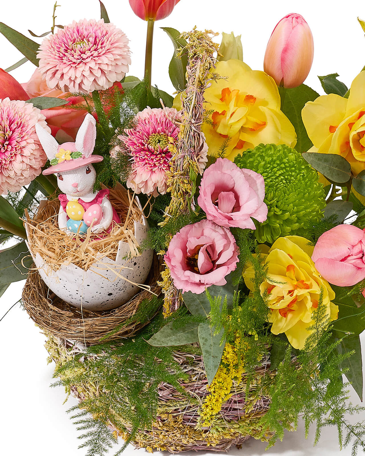 Aranjament de Paste in cos cu trandafiri roz, lalele, narcise, minigerbera si lisianthus roz „Flower Symphony”