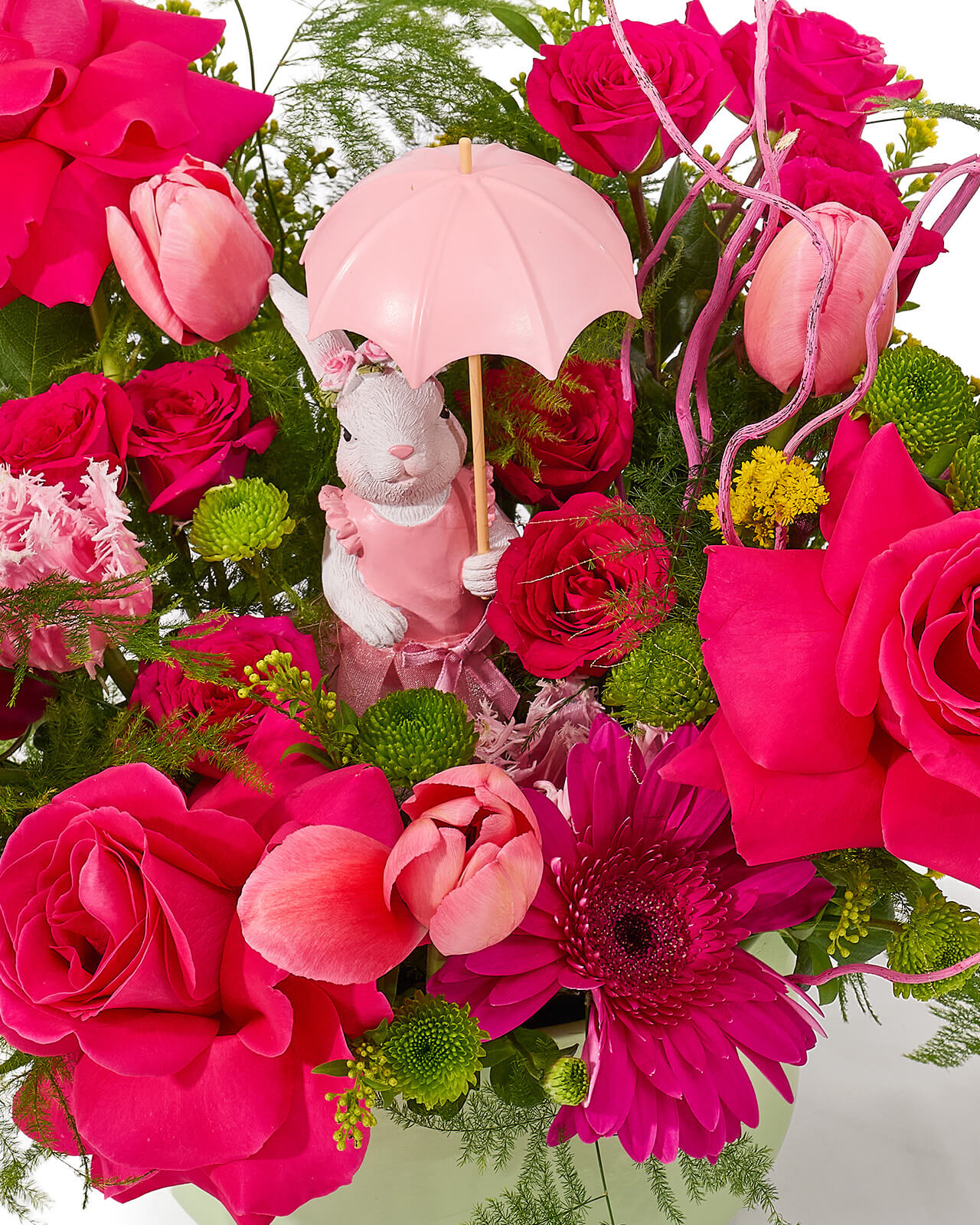 Aranjament de Paste in vas ceramic cu trandafiri fucsia, minirose, lalele roz, cala si santini „Sunrise Sonata”