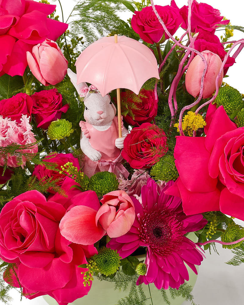 Aranjament de Paste in vas ceramic cu trandafiri fucsia, minirose, lalele roz, cala si santini „Sunrise Sonata”