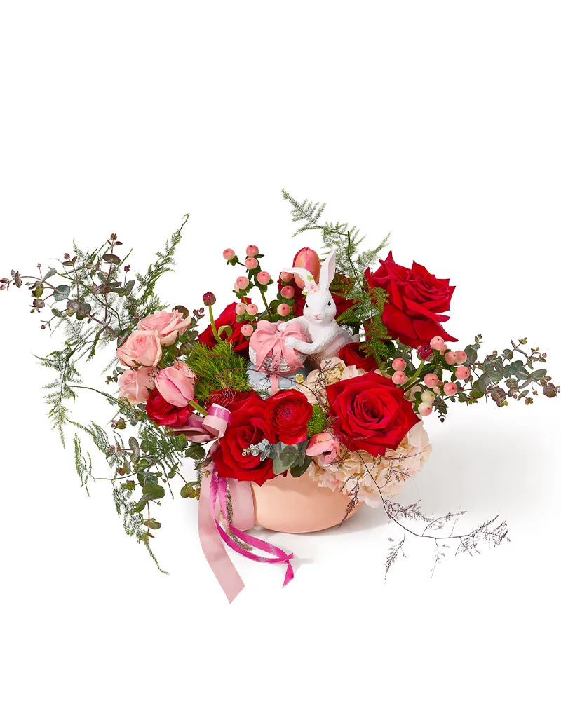 Aranjament de Paste cu trandafiri, hortensie, ranunculus și lalele „Spring Dew”