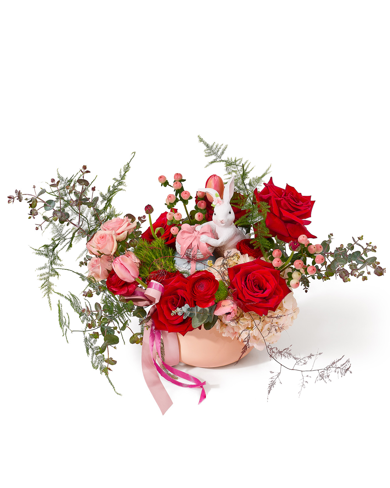 Aranjament de Paste in vas ceramic cu trandafiri rosii, hortensie somon, ranunculus si lalele roz „Spring Dew”