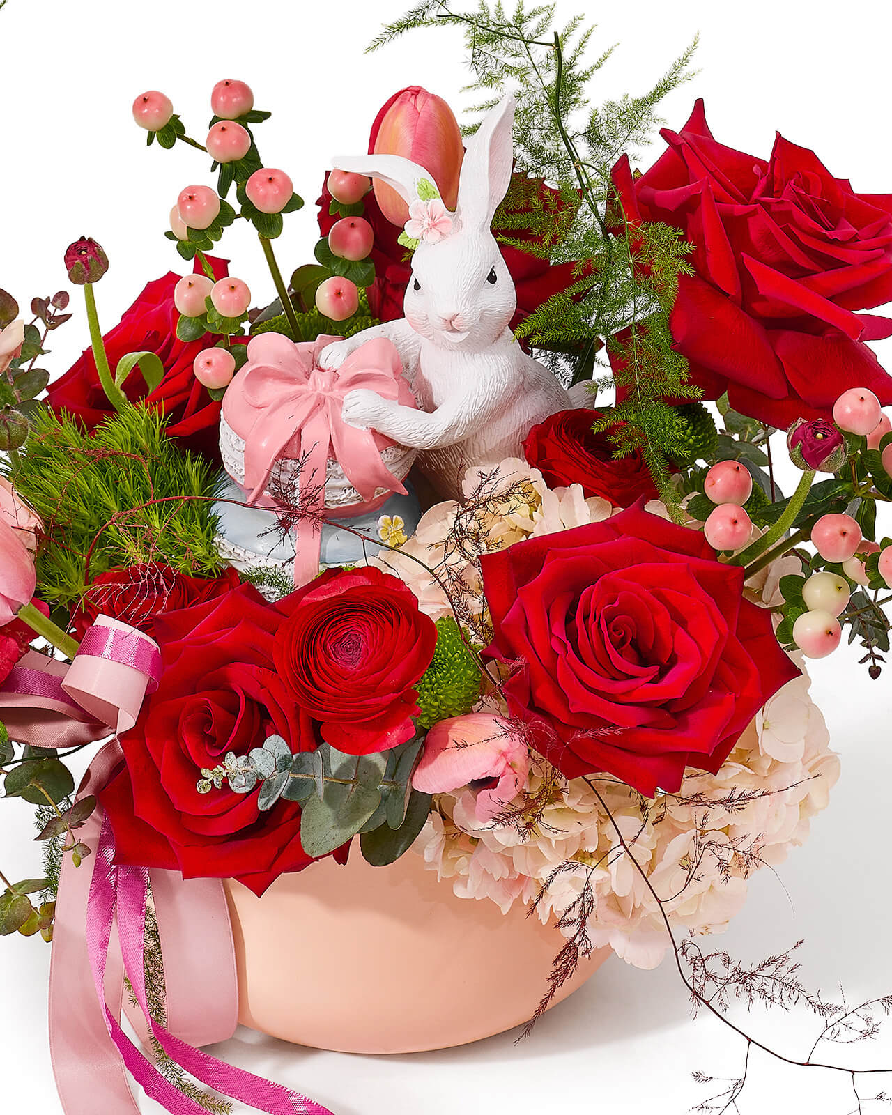 Aranjament de Paste in vas ceramic cu trandafiri rosii, hortensie somon, ranunculus si lalele roz „Spring Dew”