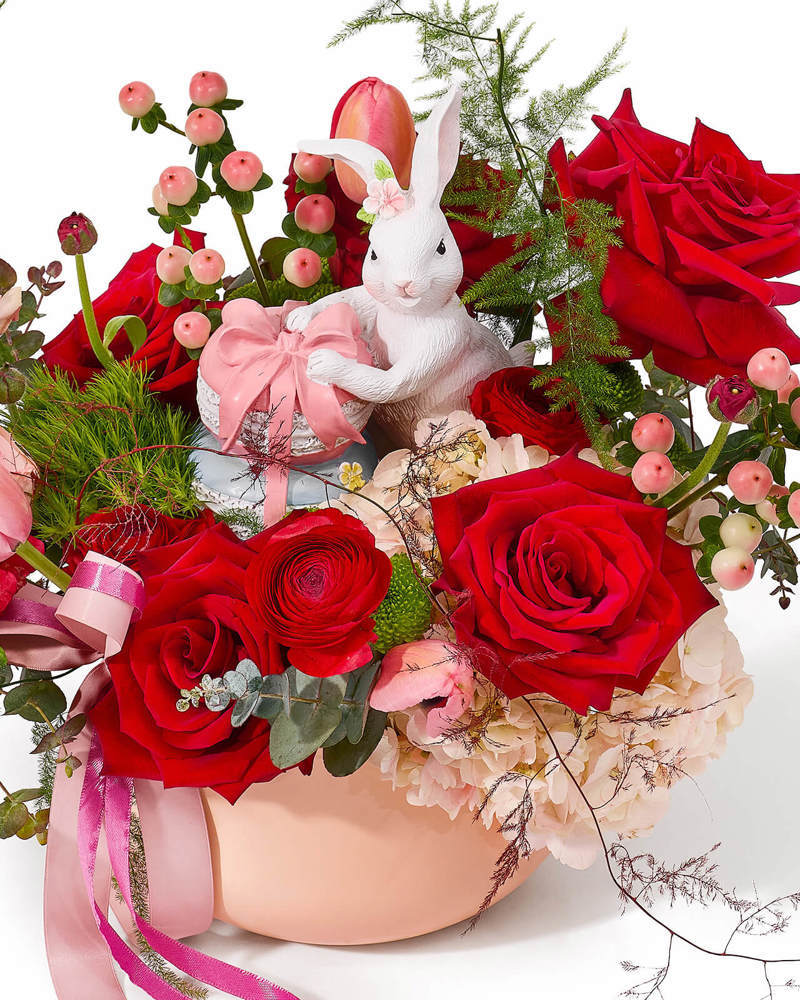 Aranjament de Paste in vas ceramic cu trandafiri rosii, hortensie somon, ranunculus si lalele roz „Spring Dew”