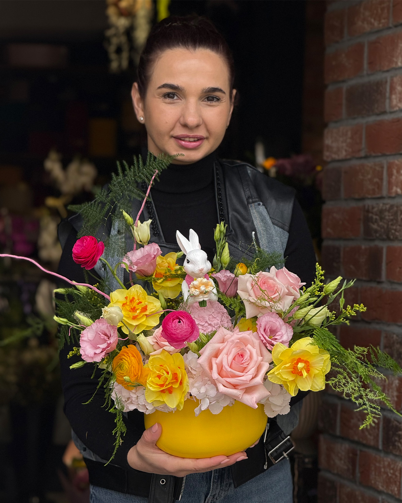 Aranjament de Paste in vas ceramic cu trandafiri roz, narcise, hortensie, ranunculus si minirose „Morning Serenity”