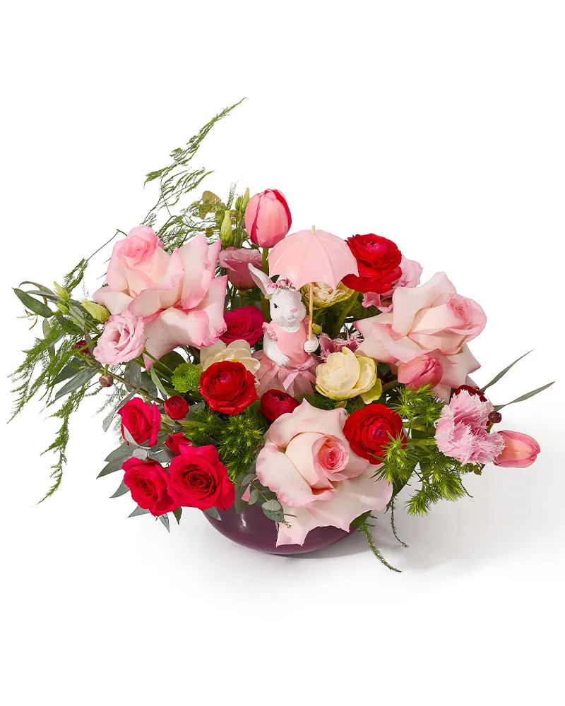 Aranjament de Paste cu trandafiri, lalele, narcise și ranunculus „Floral Embrace”