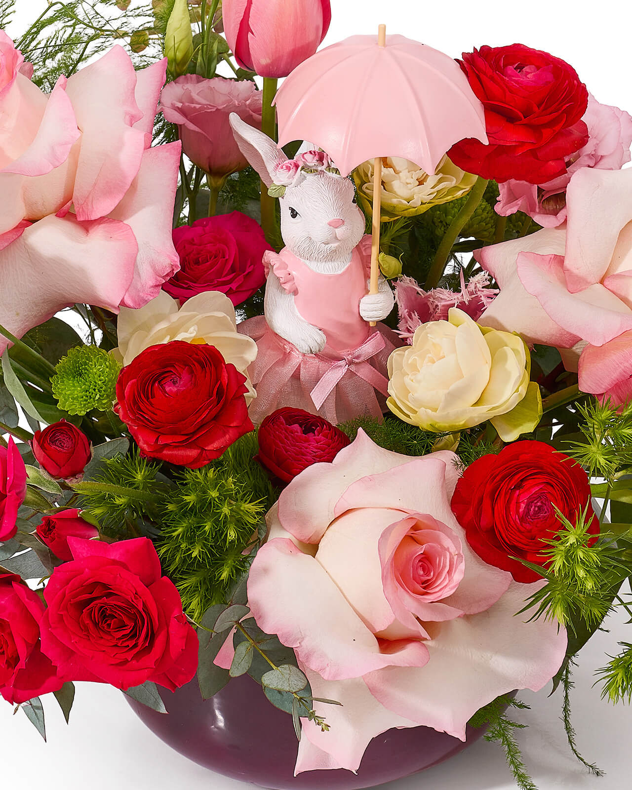 Aranjament de Paste in vas ceramic cu trandafiri si lalele roz, narcise, lisianthus si ranunculus rosu „Floral Embrace”