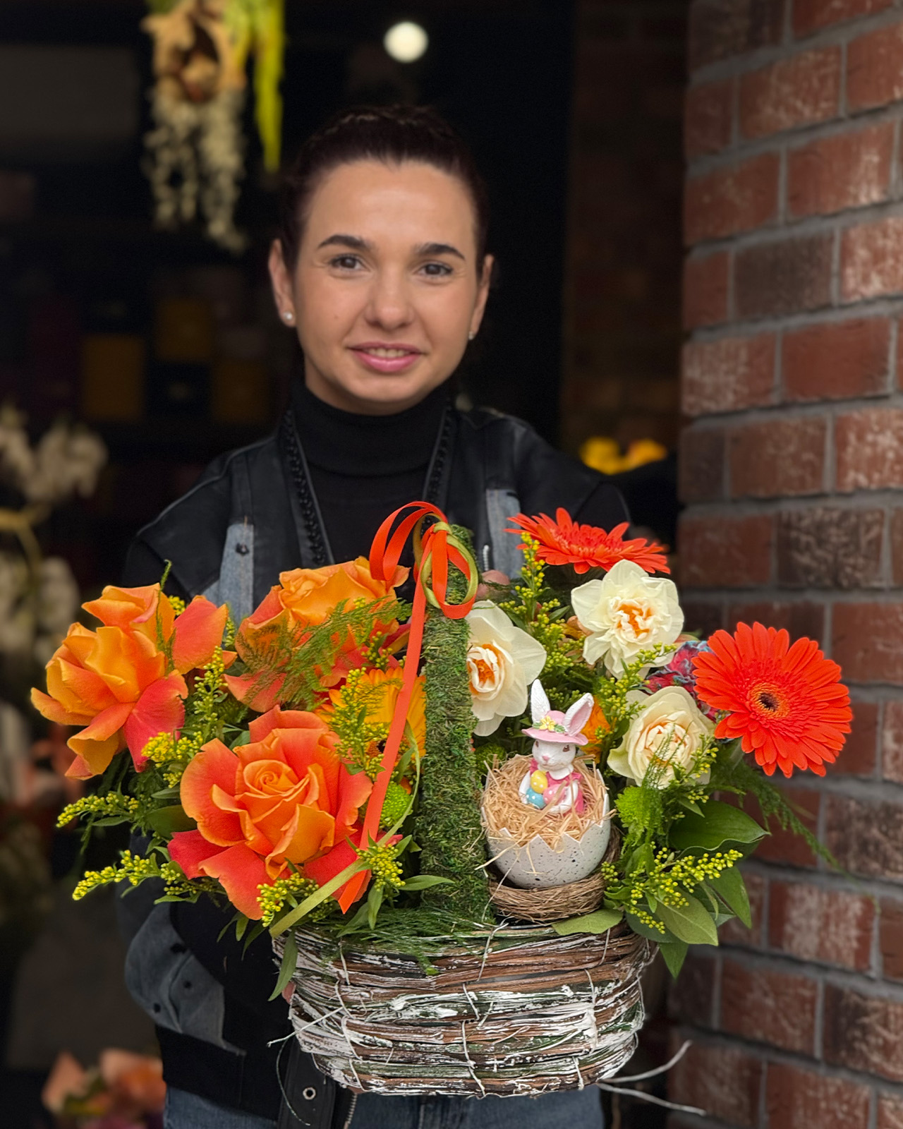 Aranjament de Paste în coș cu trandafiri portocalii , narcise si gerbera „Pastel Serenity”-3