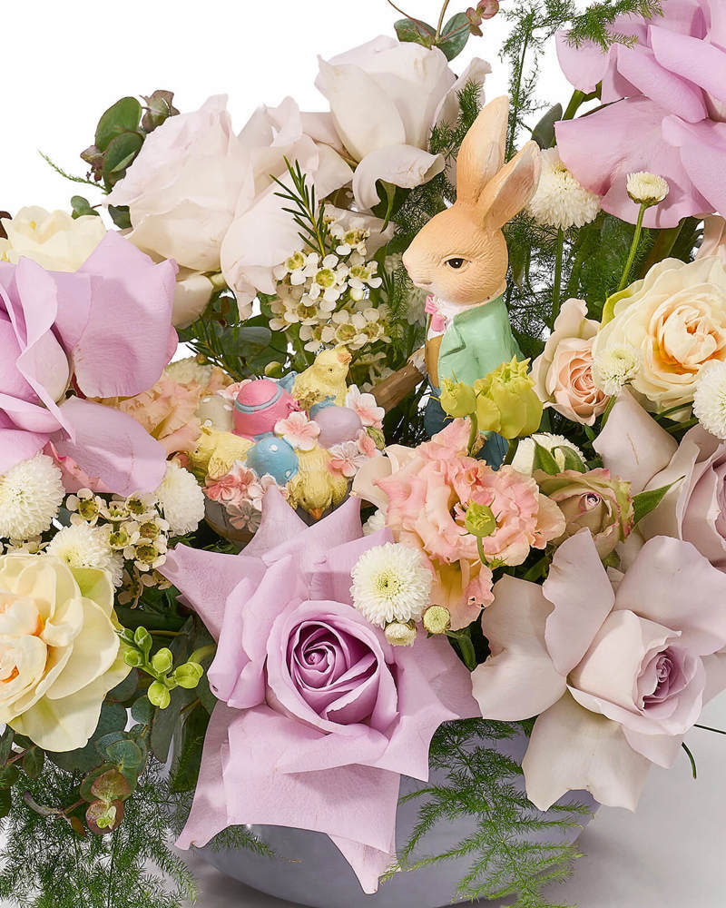 Aranjament de Paste în vas ceramic cu trandafiri mov, narcise si lisianthus roz „Golden Aura”