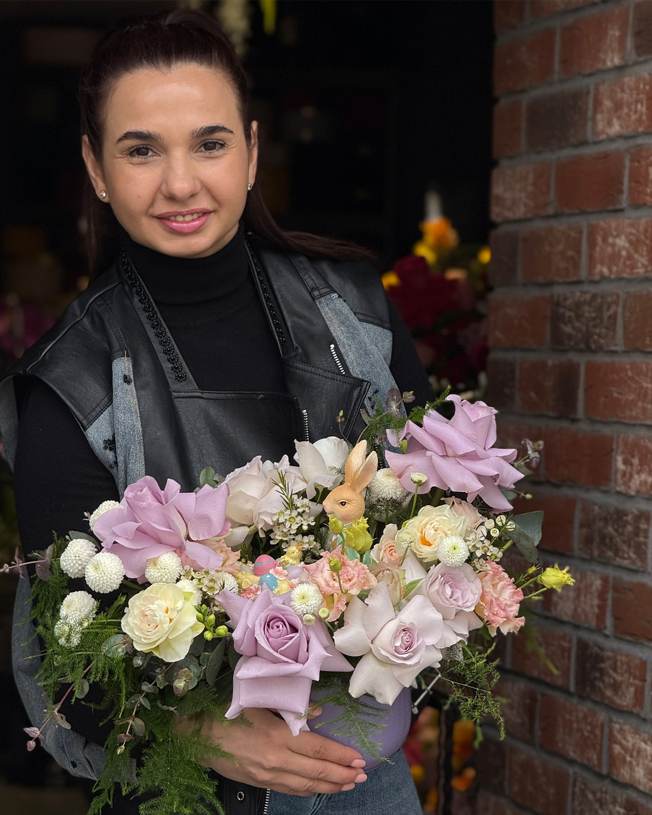 Aranjament de Paste în vas ceramic cu trandafiri mov, narcise si lisianthus roz „Golden Aura”