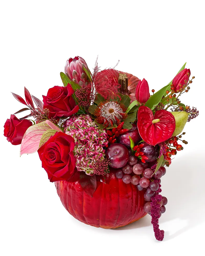 Aranjament floral cu dovleac, trandafiri și hortensie „Autumn Elegance”
