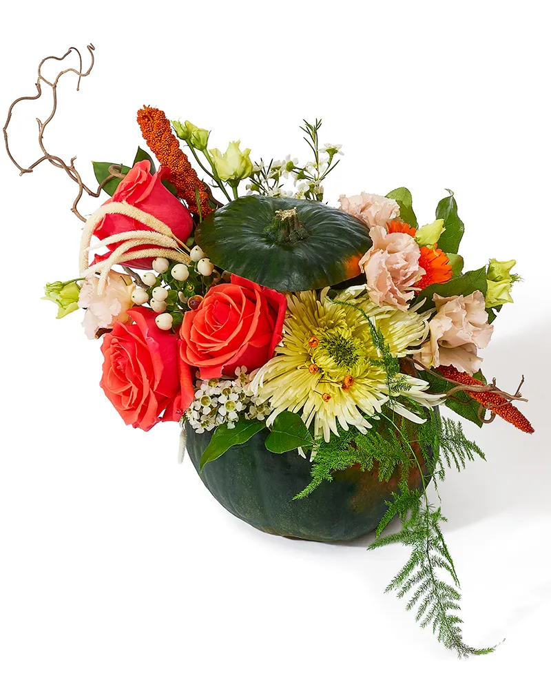 Aranjament floral cu dovleac, trandafiri și lisianthus „Autumn Radiance”