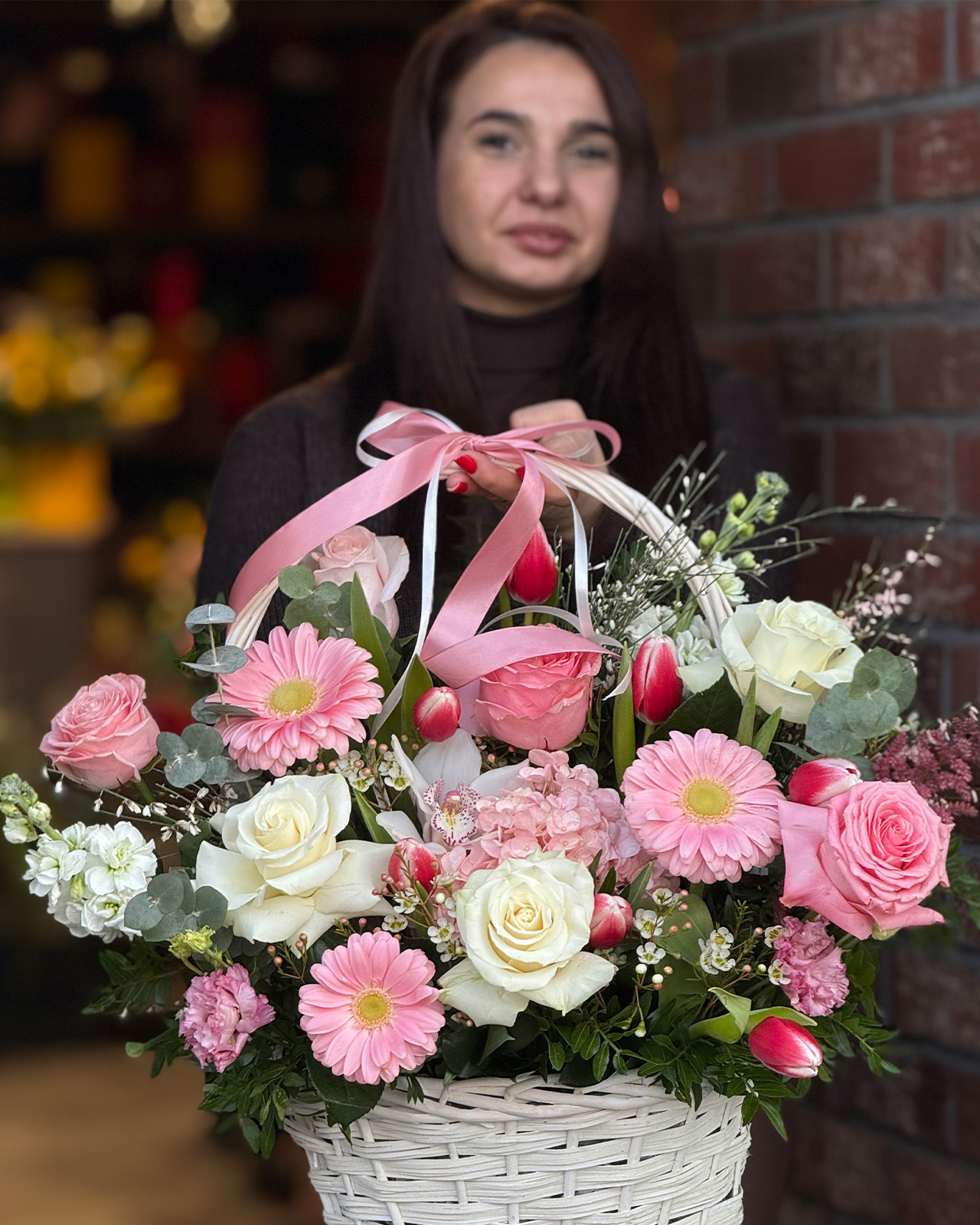 Aranjament floral cu hortensie și trandafiri „Crystal Dawn”-2