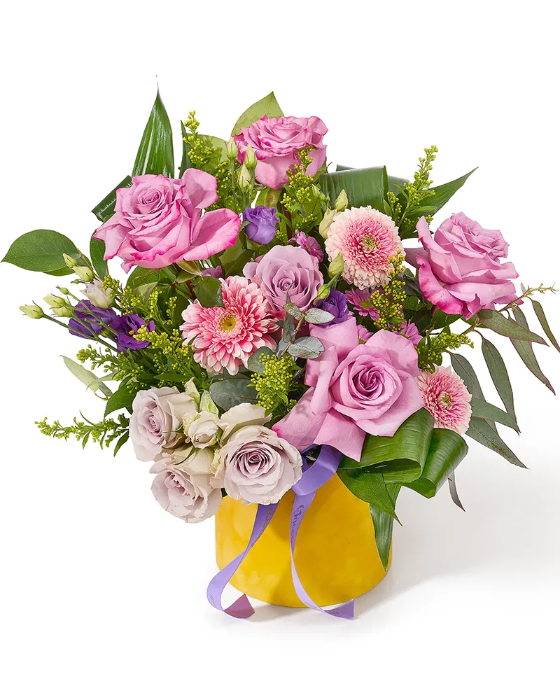 Aranjament floral cu trandafiri, minigerbera, lisianthus si santini „Harmony of Roses”