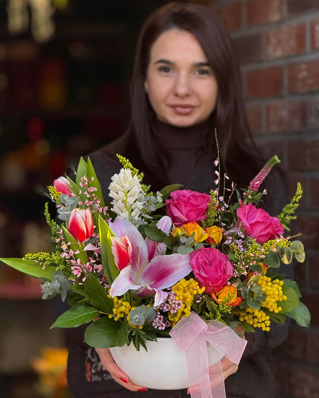 Aranjament floral cu trandafiri și crin „Morning Whisper”-2