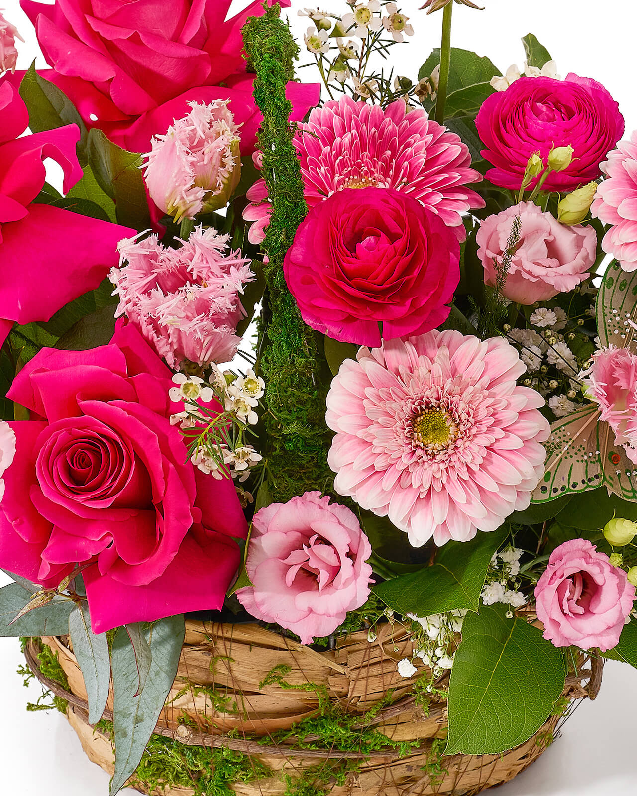 Aranjament floral in cos cu trandafiri fucsia, gerbera roz, lalele, lisianthus si ranunculus „Coral Lullaby”