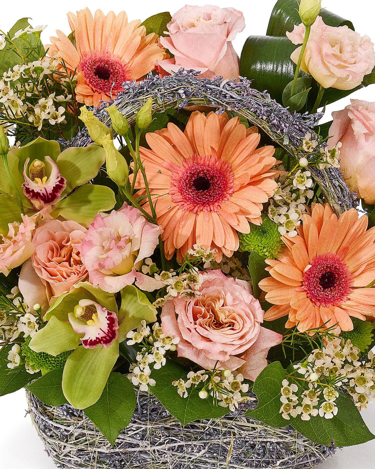 Aranjament floral in cos cu trandafiri și gerbera somon, lisianthus si cupe cymbidium „Petal Glow”
