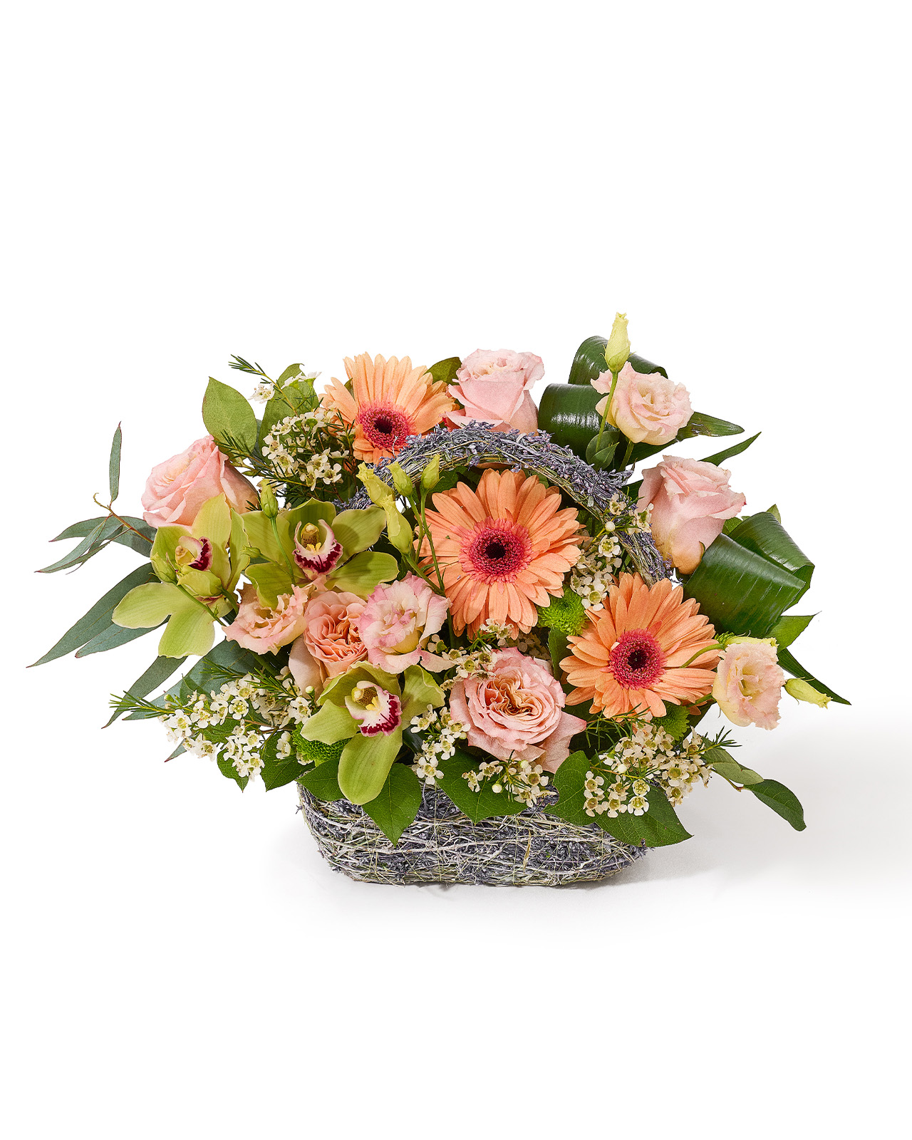 Aranjament floral in cos cu trandafiri și gerbera somon, lisianthus si cupe cymbidium „Petal Glow”