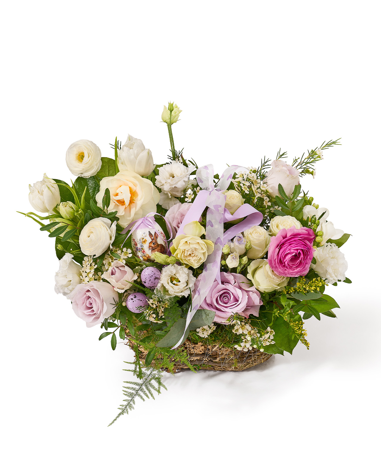 Aranjament floral in cos cu trandafiri mov, lalele albe, ranunculus, lisianthus si frezii albe „Meadow Glow”