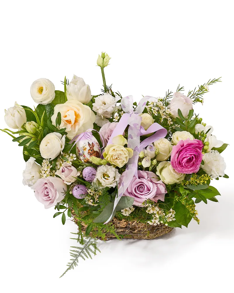 Aranjament floral in cos cu trandafiri mov, lalele albe, ranunculus, lisianthus si frezii albe „Meadow Glow”