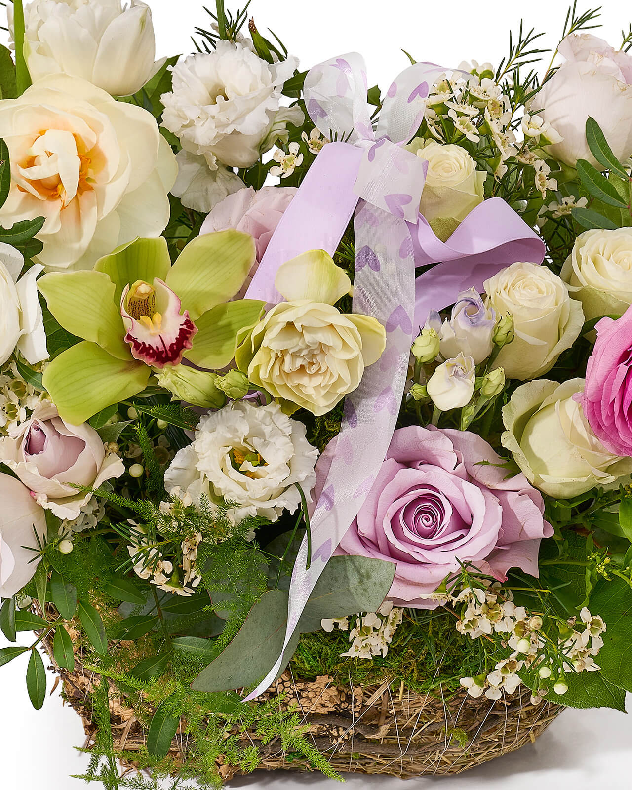 Aranjament floral in cos cu trandafiri mov, ranunculus alb, lalele albe, narcise si frezii „Summer Lace”