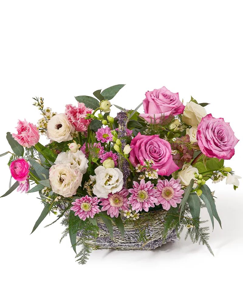 Aranjament floral cu trandafiri, ranunculus, lalele și frezii „Blushing Petals”