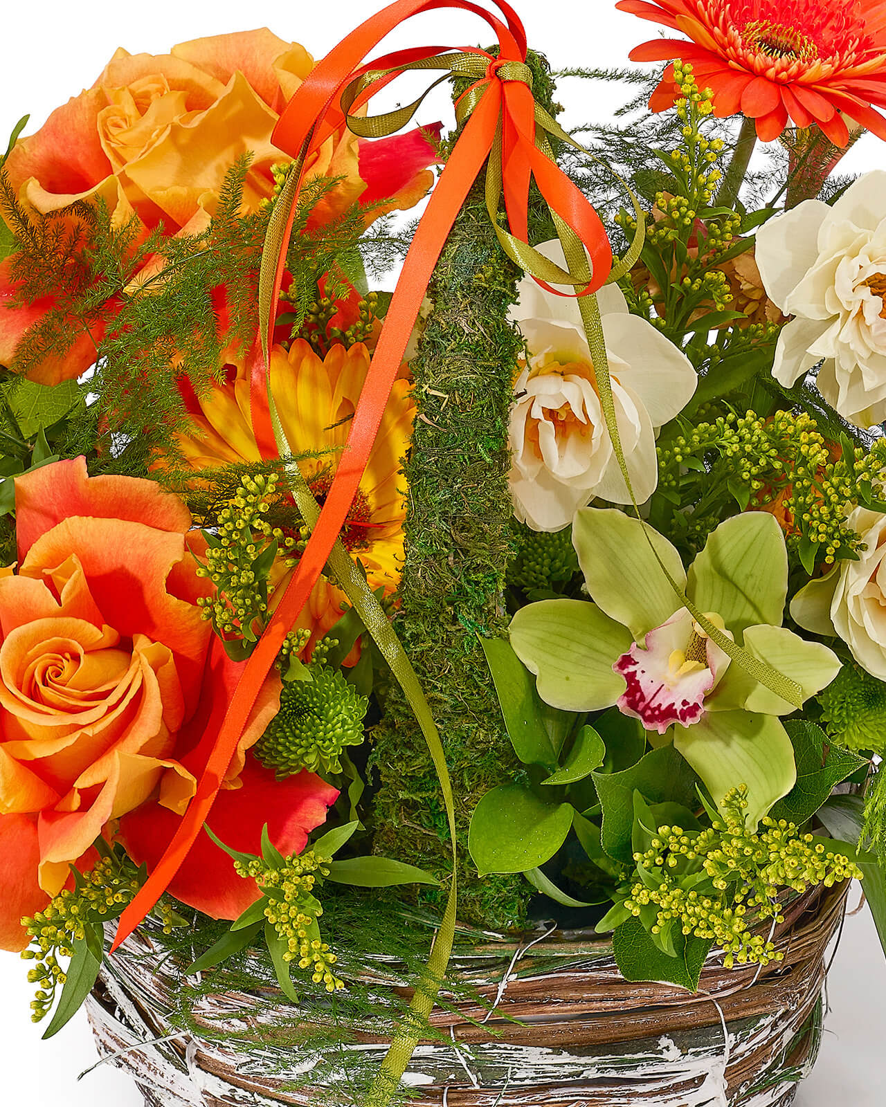 Aranjament floral in cos cu trandafiri portocalii, narcise, gerbera, solidago si cupa cymbidium „Garden Bliss”