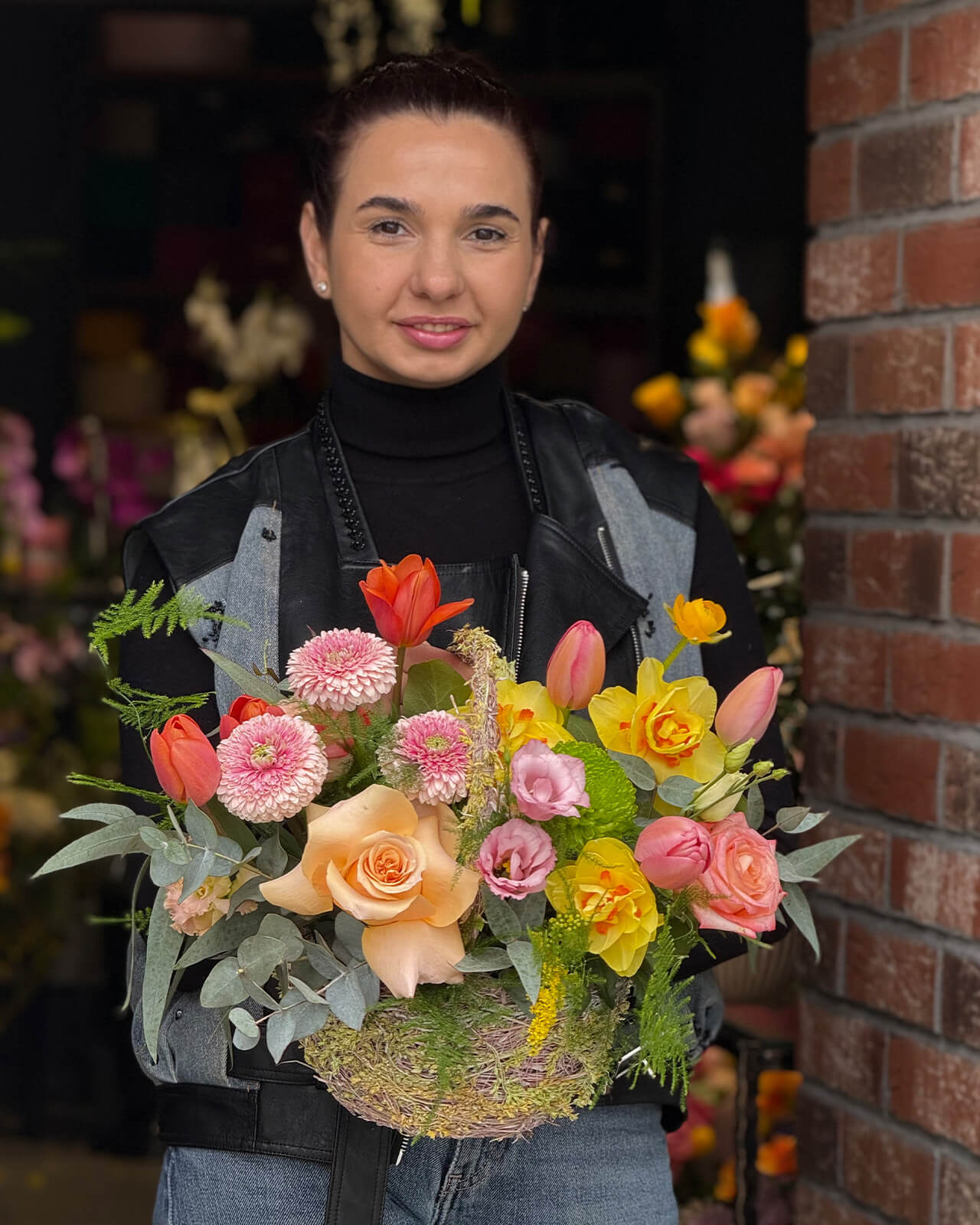 Aranjament floral in cos cu trandafiri roz, lalele, narcise, minigerbera si lisianthus roz „Blush Mirage”