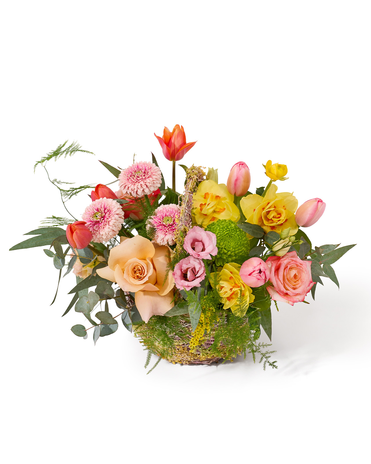 Aranjament floral in cos cu trandafiri roz, lalele, narcise, minigerbera si lisianthus roz „Blush Mirage”