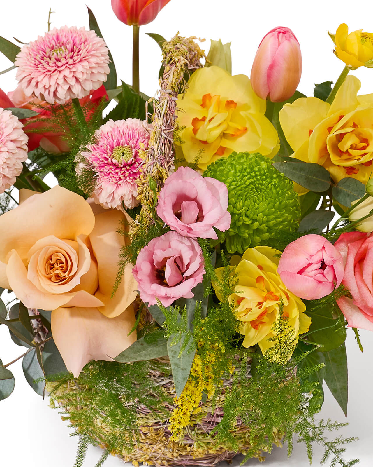 Aranjament floral in cos cu trandafiri roz, lalele, narcise, minigerbera si lisianthus roz „Blush Mirage”