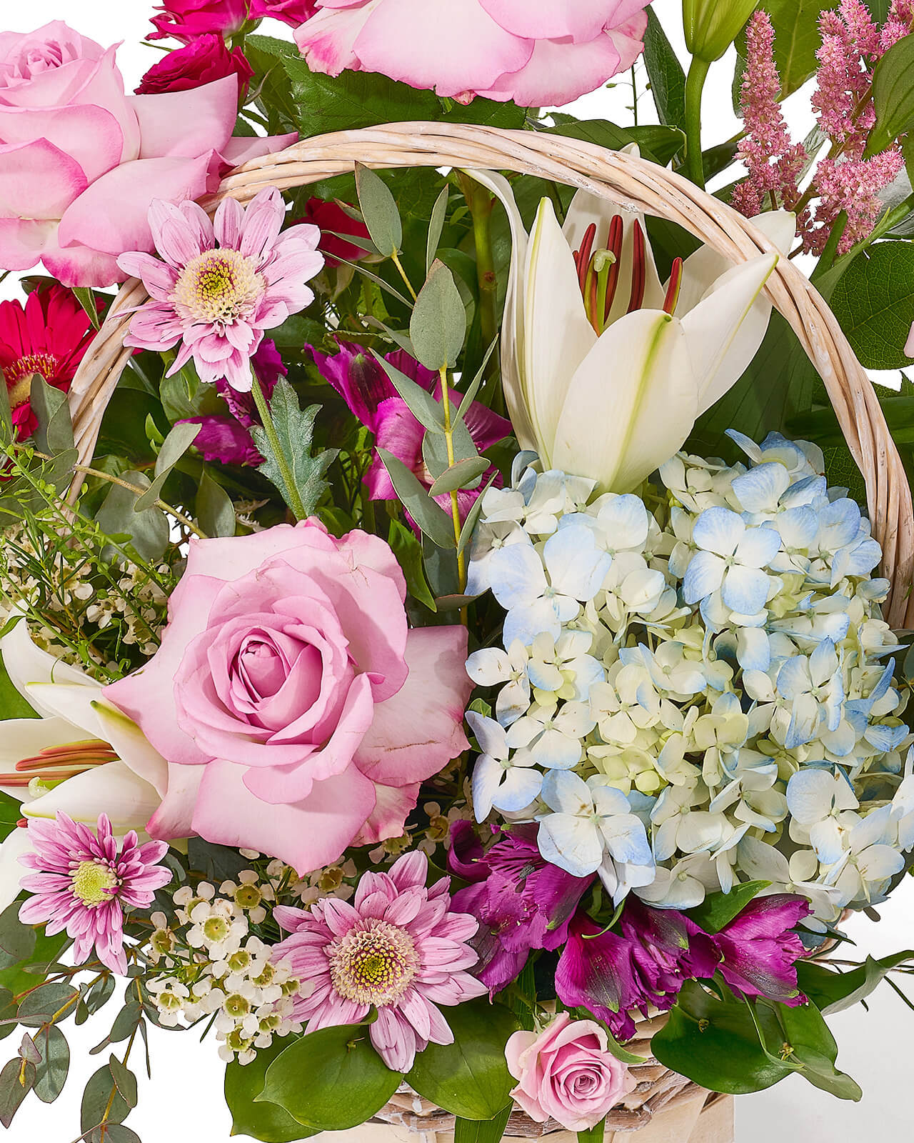 Aranjament floral in cos de lemn cu crin alb, hortensie bleu, trandafiri mov, minirose si alstroemeria „Amber Bloom”