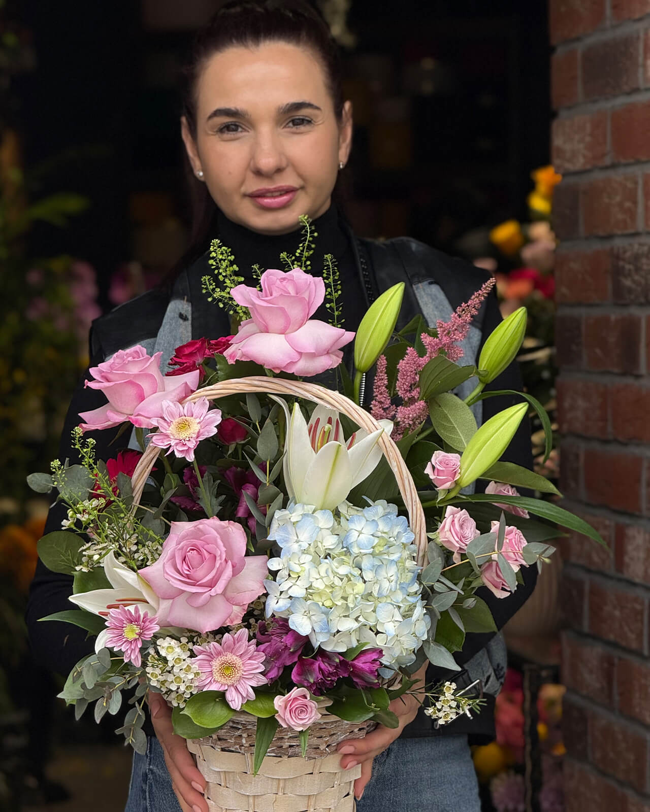 Aranjament floral in cos de lemn cu crin alb, hortensie bleu, trandafiri mov, minirose si alstroemeria „Amber Bloom”