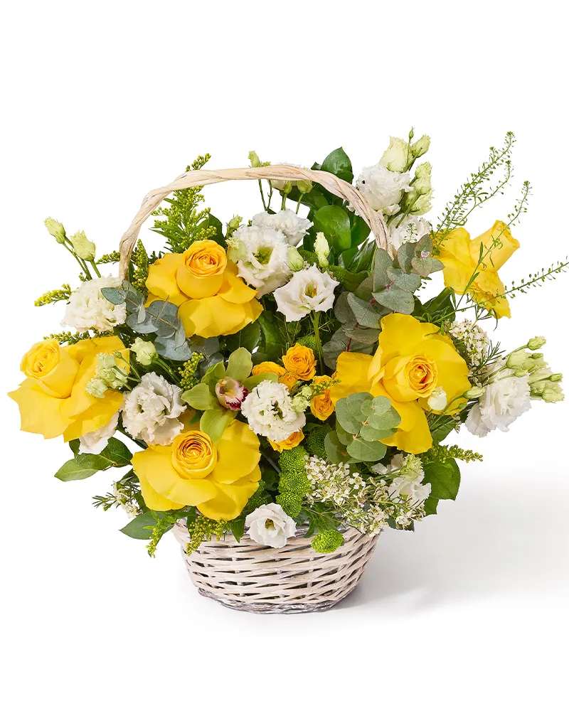 Aranjament floral in cos de lemn cu trandafiri galbeni, lisianthus alb, minirose si cymbidium „Blush Cascade”