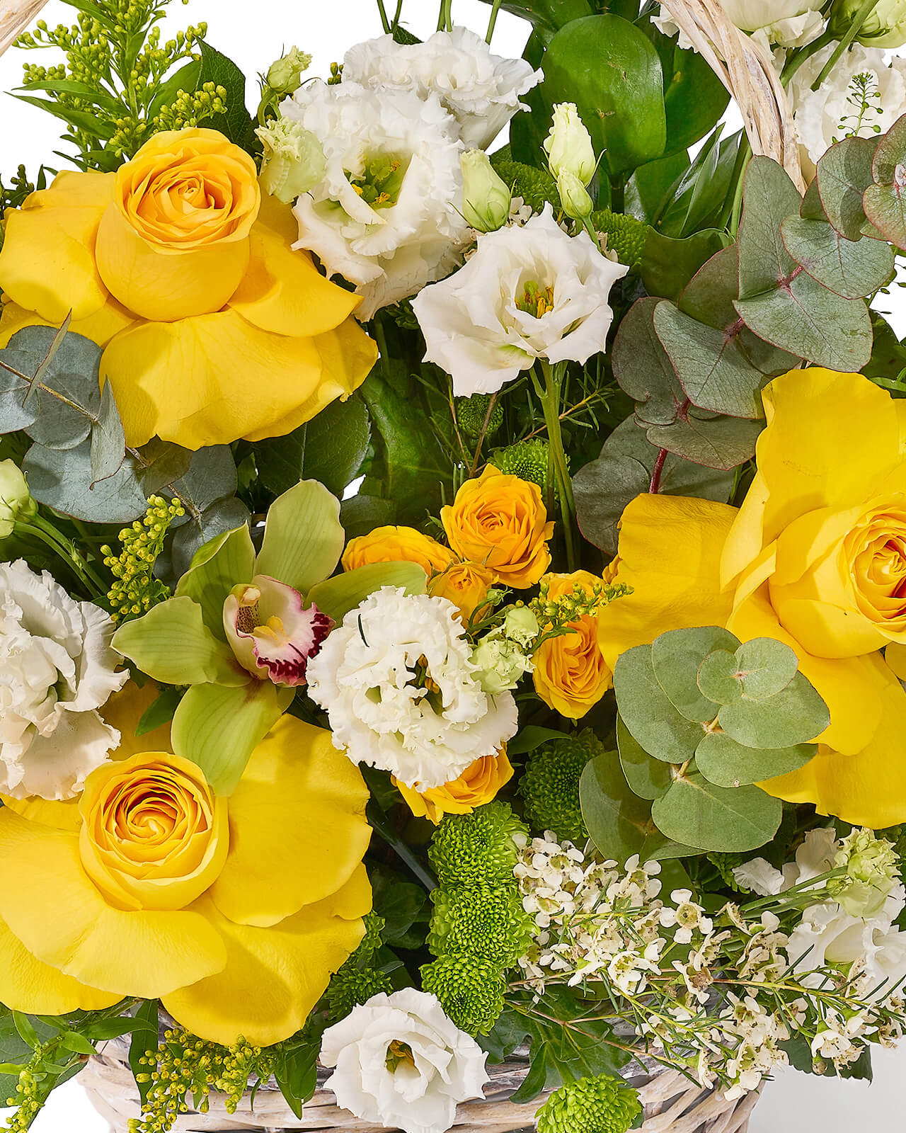 Aranjament floral in cos de lemn cu trandafiri galbeni, lisianthus alb, minirose si cymbidium „Blush Cascade”
