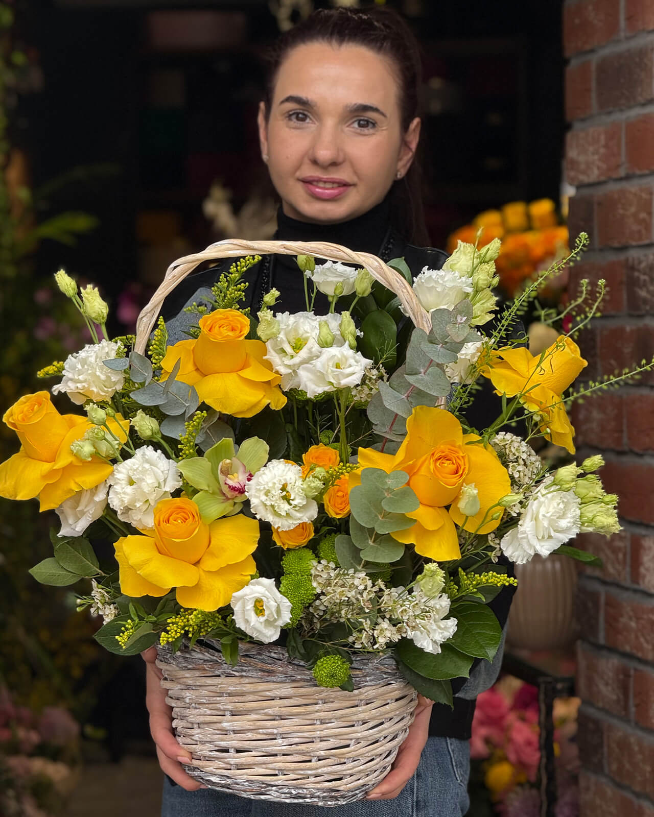 Aranjament floral in cos de lemn cu trandafiri galbeni, lisianthus alb, minirose si cymbidium „Blush Cascade”