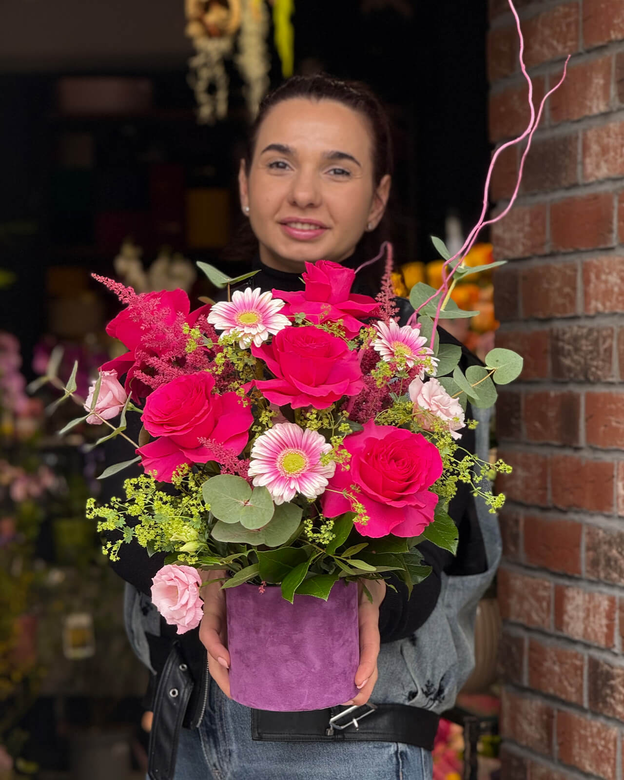 Aranjament floral in cutie de catifea cu trandafiri fucsia, lisianthus roz, minigerbera si astilbe „Amber Petal Dream”