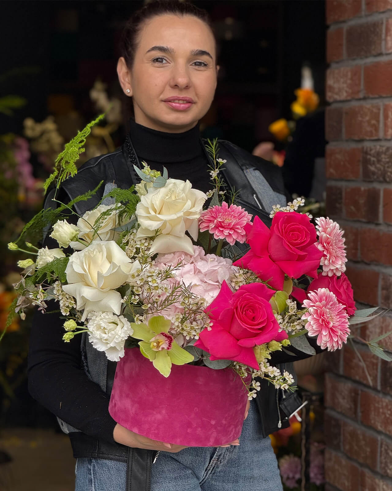 Aranjament floral in cutie de catifea cu trandafiri fucsia si albi, hortensie, gerbera si lisianthus „Honey Blossom”