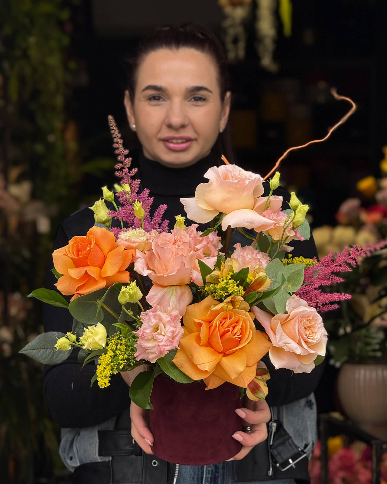 Aranjament floral in cutie de catifea cu trandafiri somon si portocalii, lisianthus, alstroemeria si astilbe „Summer Glow”