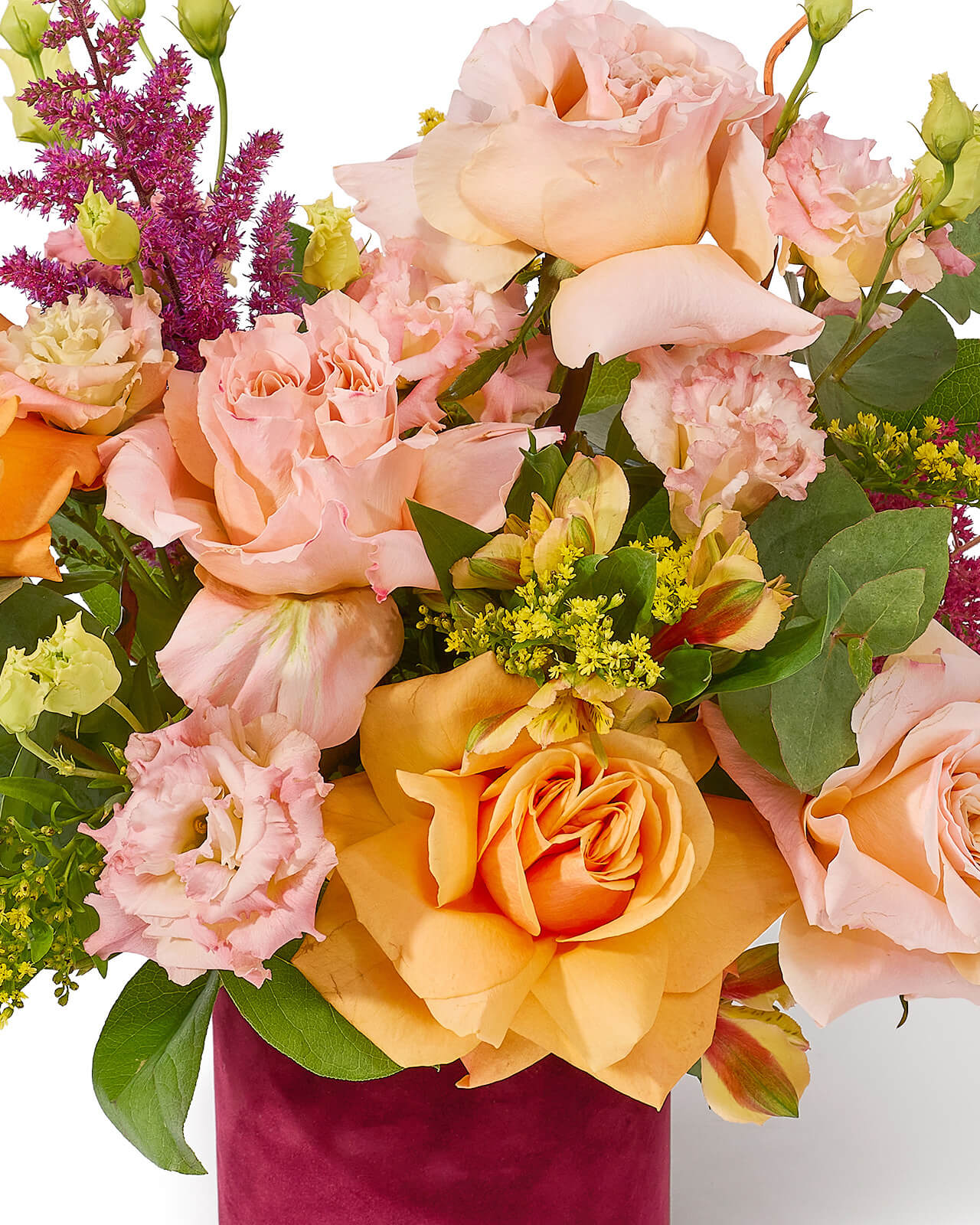 Aranjament floral in cutie de catifea cu trandafiri somon si portocalii, lisianthus, alstroemeria si astilbe „Summer Glow”
