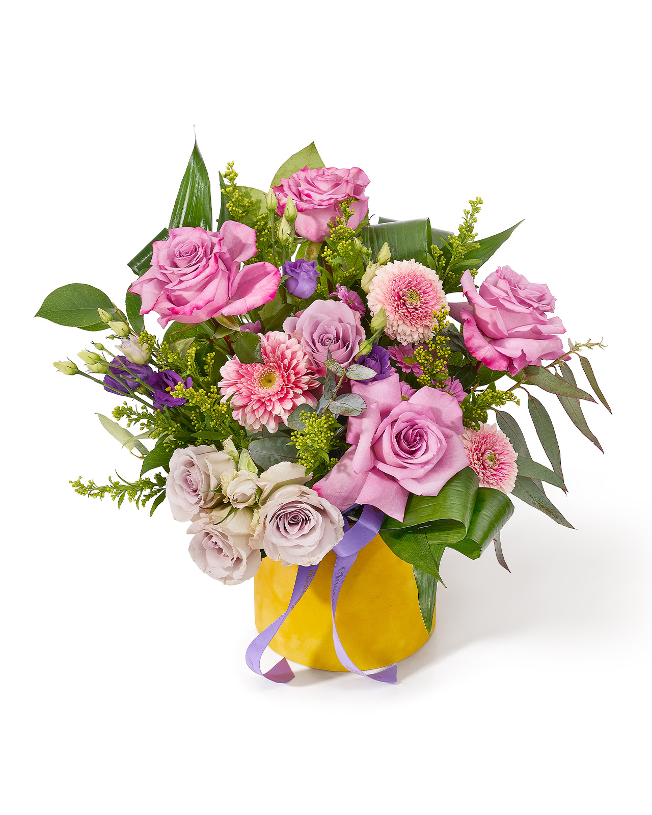 Aranjament floral in cutie de catifea galbena cu trandafiri mov, minigerbera roz, lisianthus si santini „Harmony of Roses”