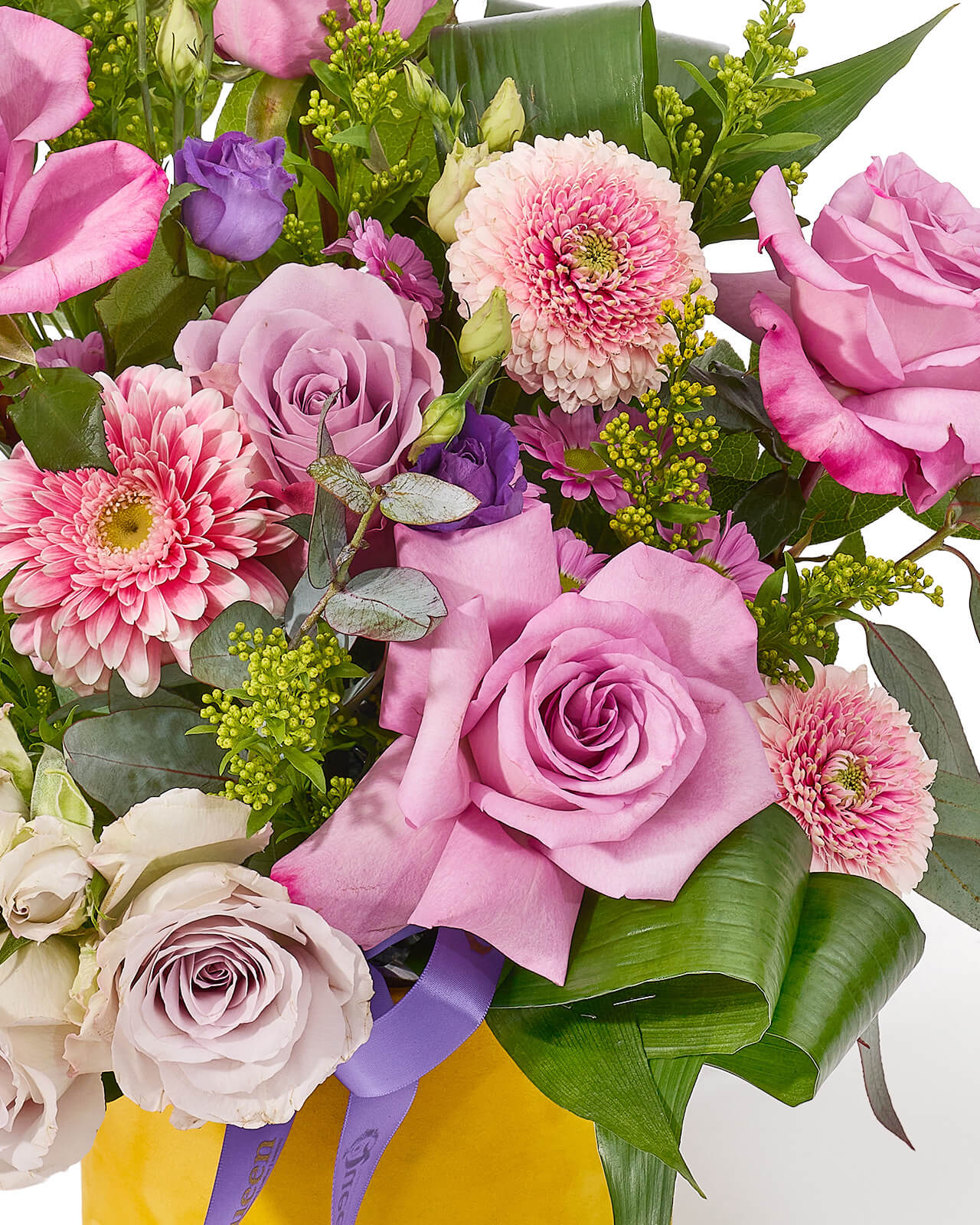 Aranjament floral in cutie de catifea galbena cu trandafiri mov, minigerbera roz, lisianthus si santini „Harmony of Roses”