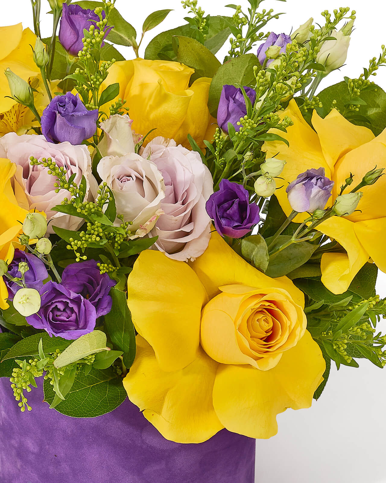 Aranjament floral in cutie de catifea mov cu trandafiri galbeni, minirose, lisianthus si alstroemeria „Dreamy Blooms”