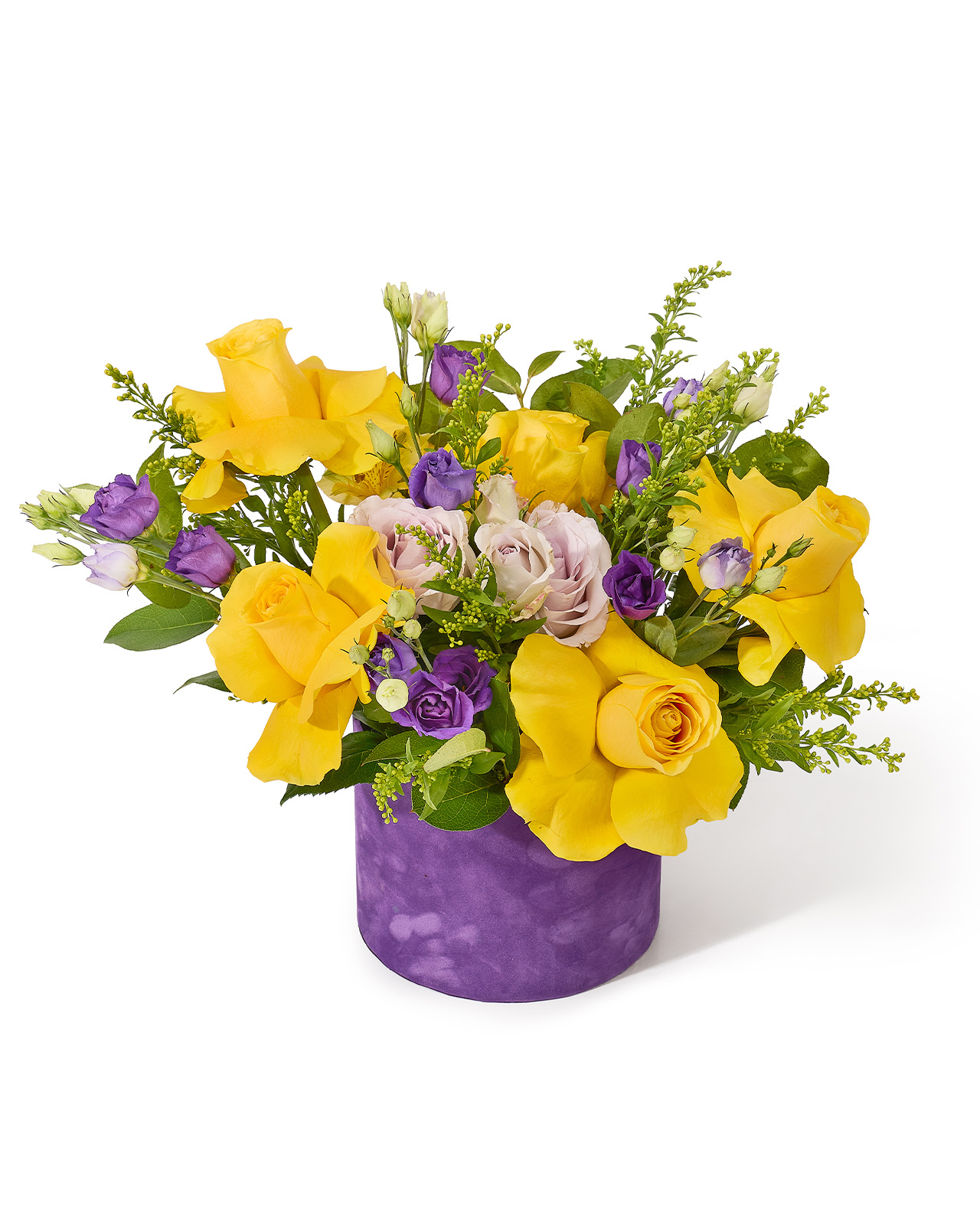 Aranjament floral in cutie de catifea mov cu trandafiri galbeni, minirose, lisianthus si alstroemeria „Dreamy Blooms”