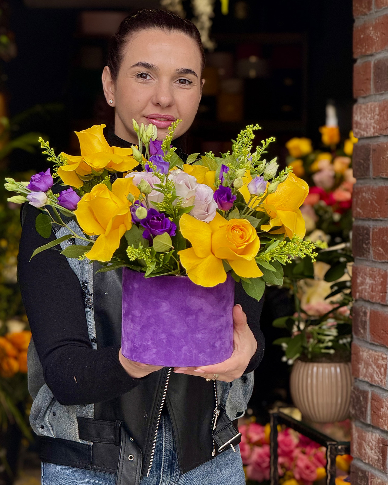 Aranjament floral in cutie de catifea mov cu trandafiri galbeni, minirose, lisianthus si alstroemeria „Dreamy Blooms”