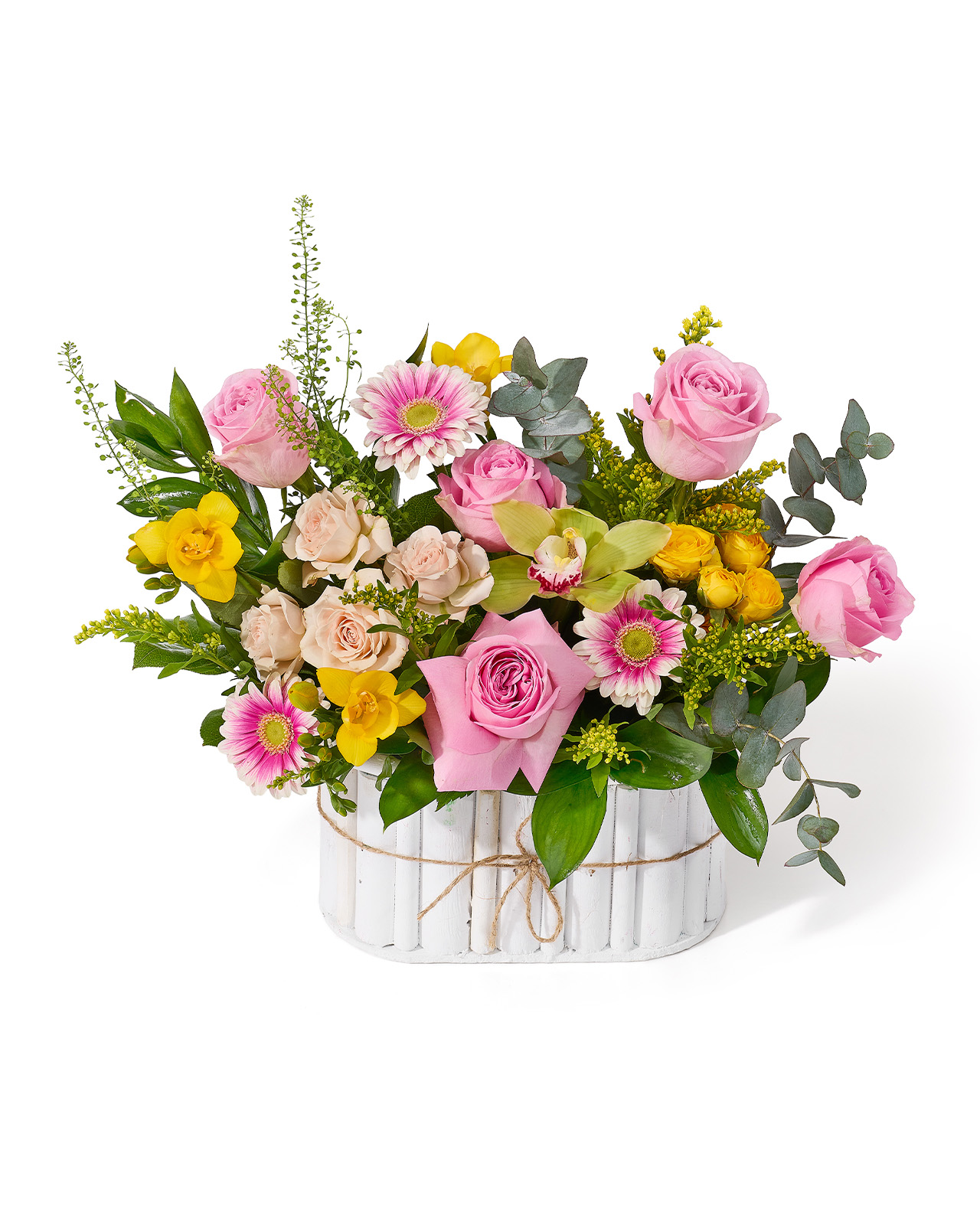 Aranjament floral in cutie de lemn cu trandafiri roz, minirose galbene, frezii, minigerbera si cymbidium „Bloom Sonata”