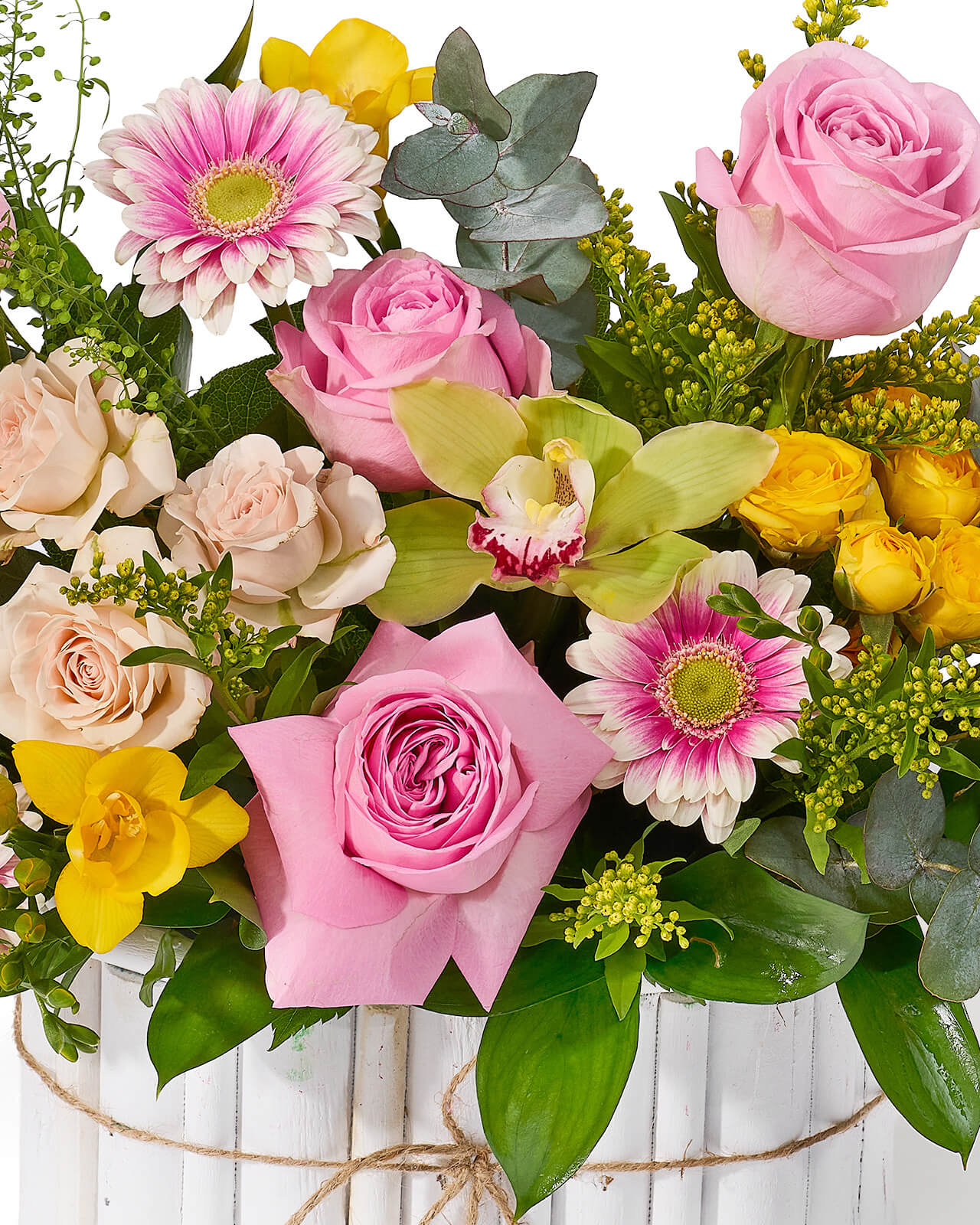 Aranjament floral in cutie de lemn cu trandafiri roz, minirose galbene, frezii, minigerbera si cymbidium „Bloom Sonata”